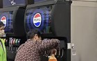 老人山姆自助饮料提桶来装，连5元的自助费都不愿出