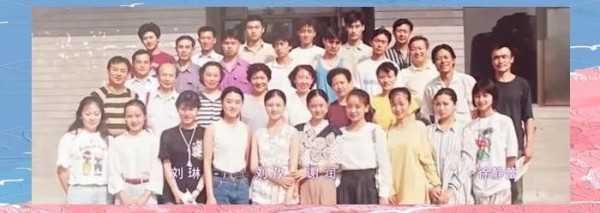 从童年到辉煌：她的演艺人生之路