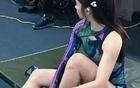吴艳妮穿“开衩裤”被骂上热搜，网友：太大胆…
