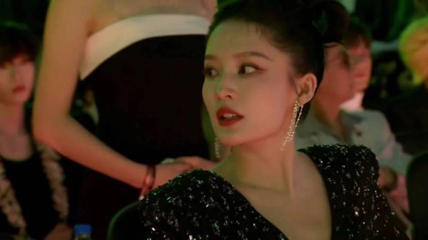 34岁李沁参加晚会,摄影故意关掉美颜怼脸拍,真实颜值令人意外!
