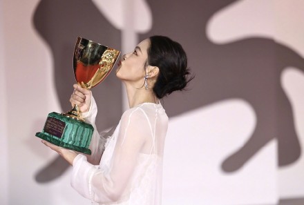 辛芷蕾胸前玫瑰怒放！从“被嘲的梦想”到威尼斯最佳女演员，演员的主战场永远在作品里