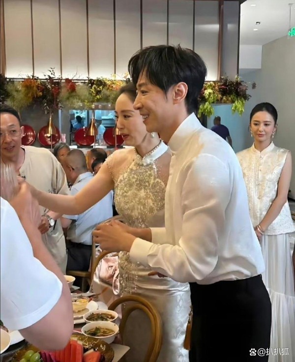 董璇婚礼现场照流出！假笑、含泪、脸馒化，是幸福还是演技大赏？