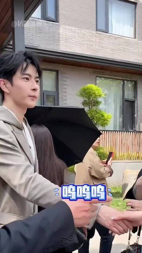 明明算不上一线明星,为何于朦胧从不离开北京?他的一句采访揭开真相