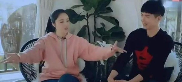 这届网友真的堪比福尔摩斯，发现了董璇参加综艺的秘密，董璇因沉浸自我世界才选择大胆上节目