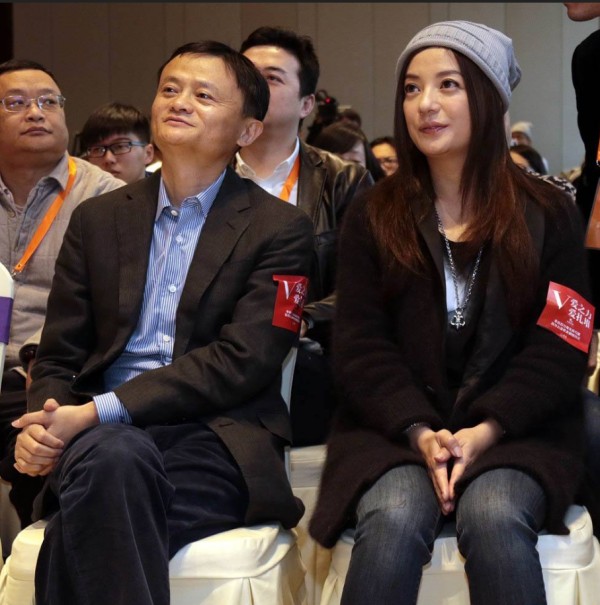 64岁知名男星开记者会宣布破产！欠债高达2.4亿，账户上仅剩500元
