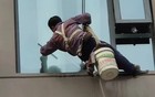 女子裸睡，被清洗大楼外墙工人看光，并被拍下视频！