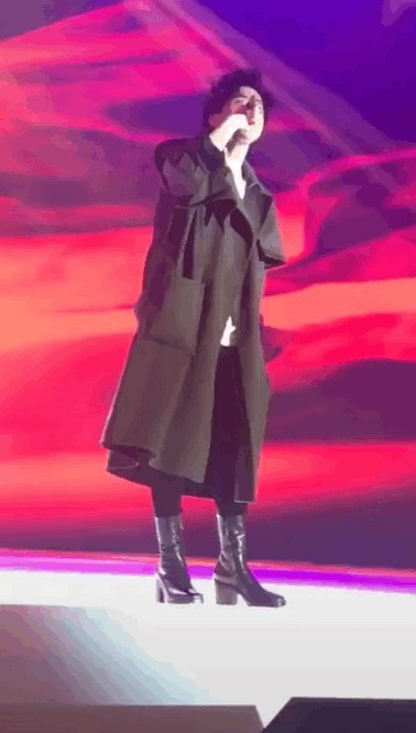 薛之谦的高跟鞋也太夸张了吧？这么高的跟只有女明星才会穿吧？