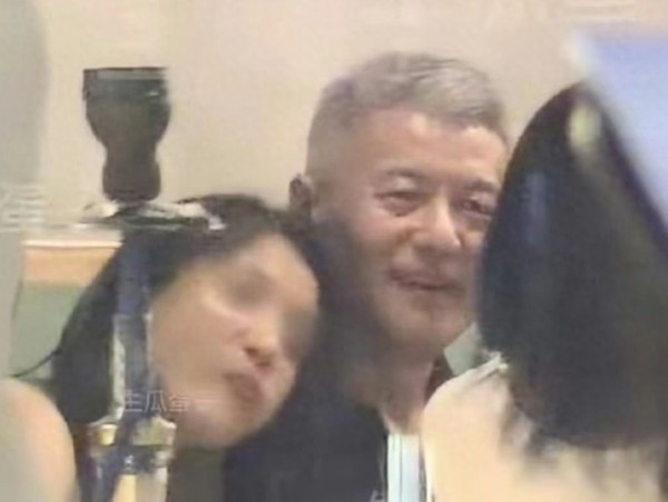 那英老公否认婚内出轨称同回别墅为顺路捎带，致歉行为失当