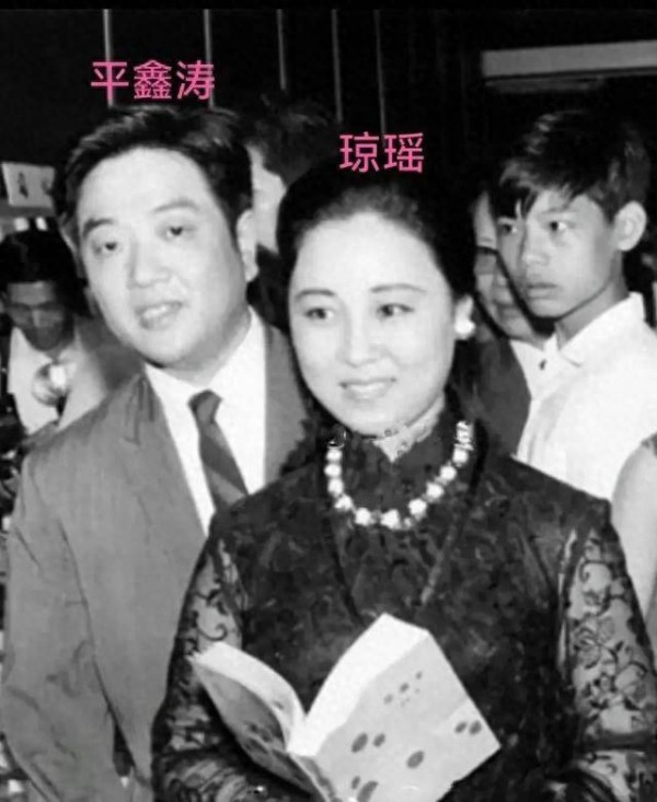 琼瑶第一套公寓，是平鑫涛催她买的，结果买了两间，把它们打通了