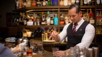 Jigger & Pony 的调酒师在调配酒饮