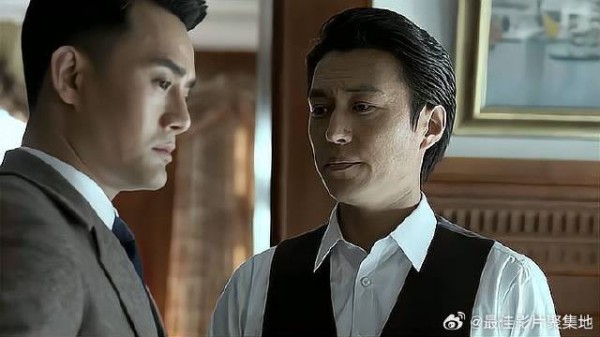 明楼和明诚是卧底，不料遭到日军怀疑，俩人商量演一出戏