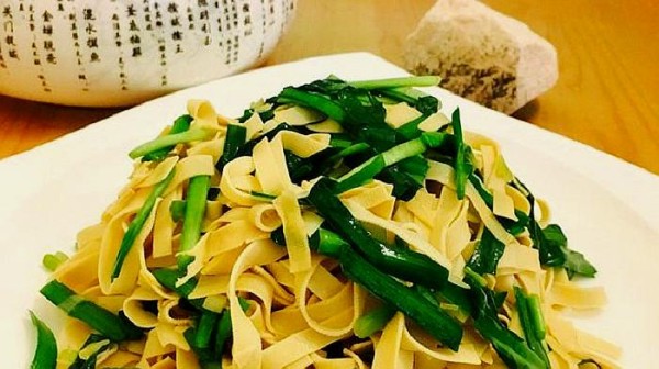 韭菜炒豆腐皮，口感劲道非常好吃，简单易学