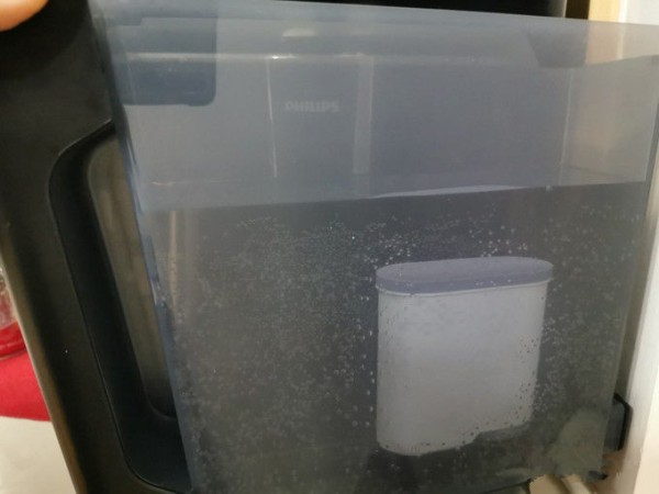 安装好aqua,水箱接纯净水到刻度线