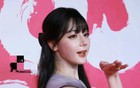 迪丽热巴压轴站C位，齐刘海妆容遭吐槽，赘肉遮不住