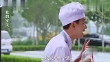 小伙第一次摆煎饼果摊,正愁没有生意,不料下一秒人气爆棚