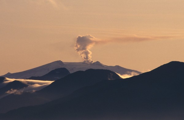 Vista aérea de un volcán en erupción