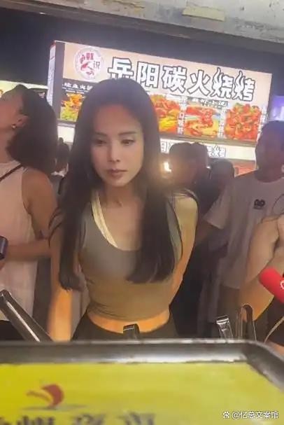网友长沙夜市偶遇李若彤