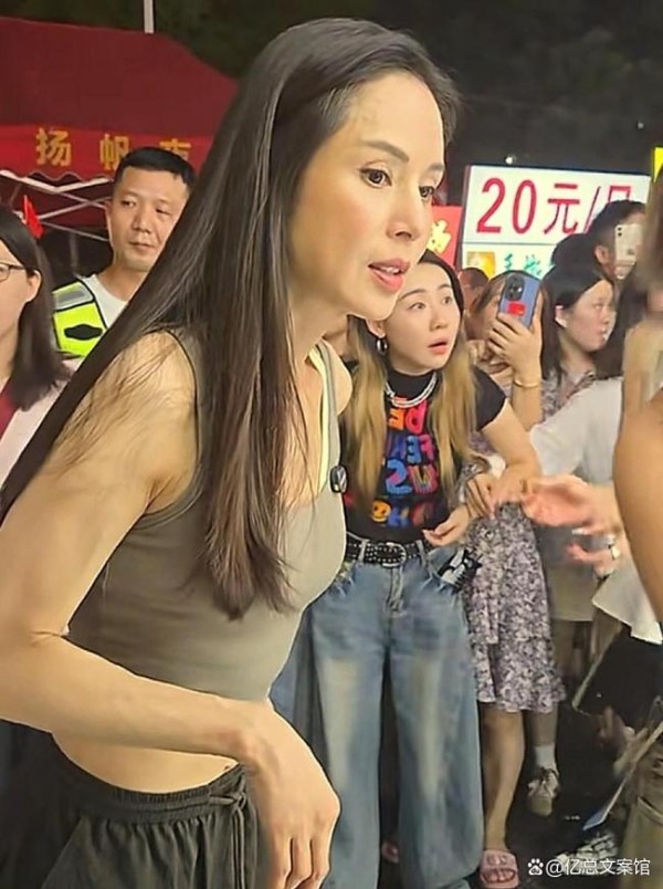 网友长沙夜市偶遇李若彤 冻龄女神的“吃货”觉醒