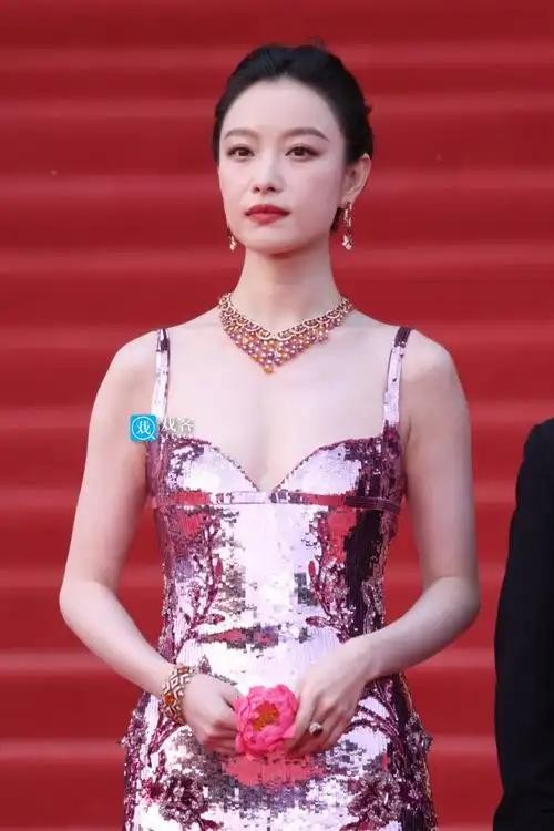 倪妮上海红毯杀疯了！穿 11 万颗钉珠未发布高定，生图 40 分钟转发破百万，这才是内娱时尚天花板？
