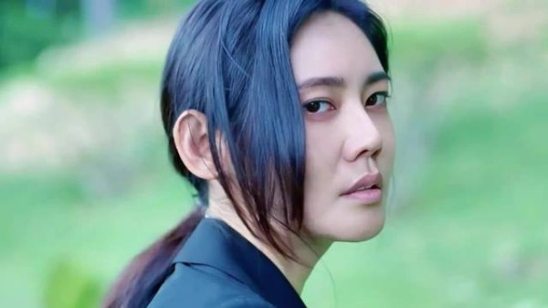女人在丈夫的葬礼上，意外发现闺蜜哭的比自己还要伤心