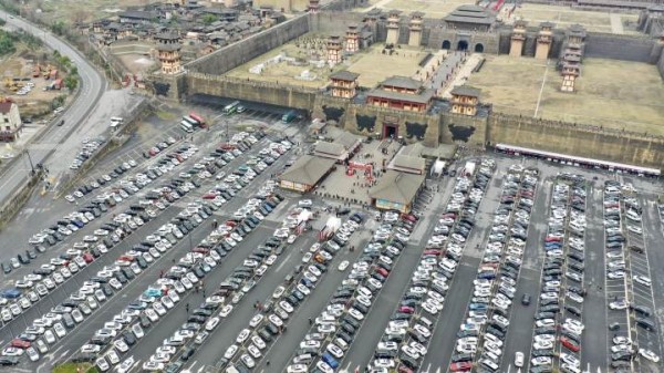 正月里，游客自驾车辆停满横店影视城秦王宫景区停车场.jpg