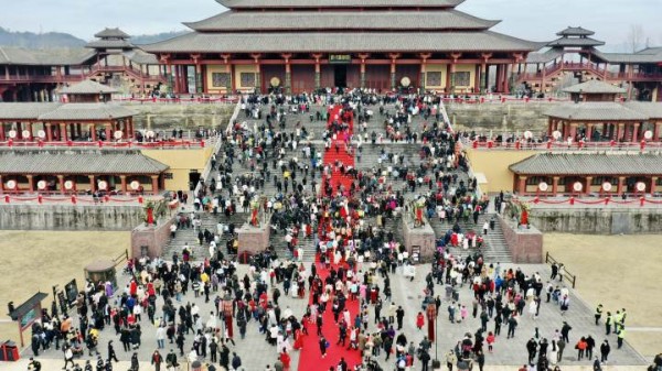 正月里，游客们在横店影视城秦王宫景区四海归一殿前拾级而上.jpeg
