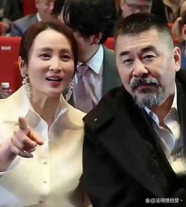 明星出游全程无滤镜！真实生活细节曝光，网友看哭都说想模仿