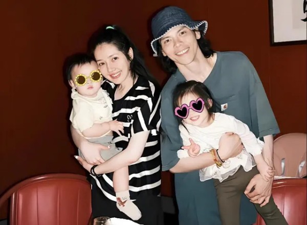 41岁郭碧婷罕见露面，扎麻花辫显嫩！在商场打电玩上瘾不肯离开！