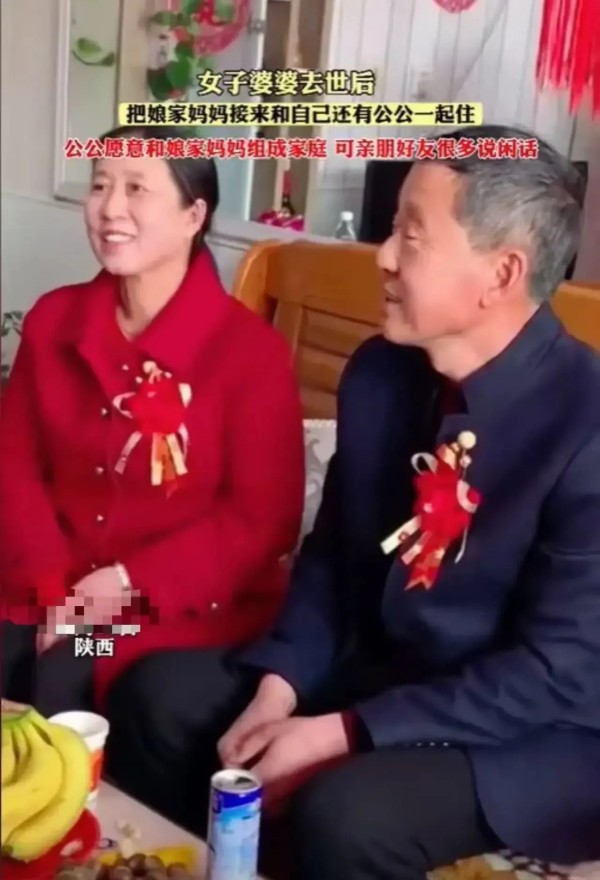 深度棱镜：“这就是伤风败俗！”陕西，婆婆去世以后，女子看公公郁郁寡欢，闷闷不乐！于是把自己的亲生母亲介绍给公公，想让他们谈个黄昏恋，互相慰籍。可亲戚朋友们知道后，却纷纷反对说闲话！


这个故事展示了家庭关系的复杂性和人们在面对孤独时的渴望与勇气。张女士的决定不仅是出于对公公和母亲的关心，更是对家庭责任的深刻理解。她的做法打破了传统观念，尝试以一种新的方式来解决家庭成员之间的孤独和情感需求。
在现...