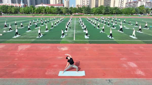 全国健身瑜伽公益活动暨社区运动会瑜伽嘉年华美丽绽放驻马店