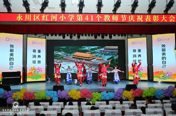 文艺汇演现场。敖民极摄