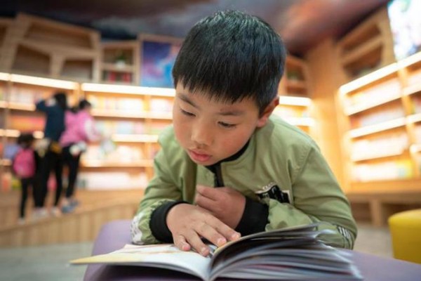 阅读是孩子学习道路上的基石，家长要培养孩子爱读书的习惯