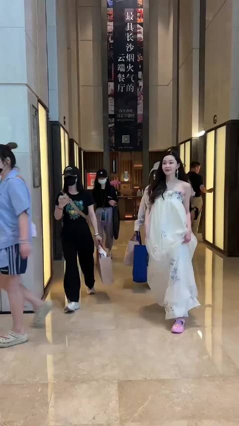 宋轶健身房照片曝光，展现清纯艳丽独特魅力