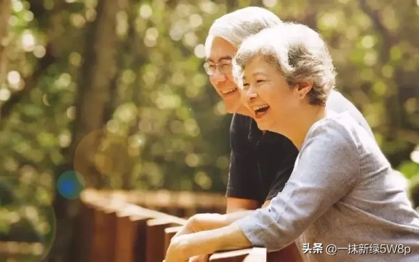 化蝶：#退休人的新生活# 按照现行国家规定，男满6 0周岁，女工人5 0周岁、女干部5 5周岁或6 0周岁，应当退出工作岗位，享受养老待遇步入退休生活。那么退休后又该如何安排生活呢？个人认为，一定要认真思考、统筹兼顾、精心谋划好退休后十年的黄金时期，充分享受自我、彰显个性，让退休生活更为丰富、更加精彩，不负时光不负人生。人生苦短，从呀呀学语、求学求知、成家立业、瞻老抚小到自己慢慢变老，从个人成长、...