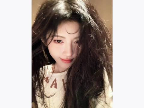鞠婧祎怼脸自拍展现美貌，发量引羡慕