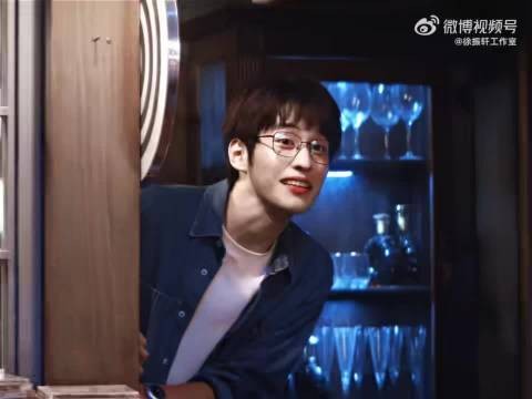 吴家小三爷推门走出去那一下 ，少年气扑鼻