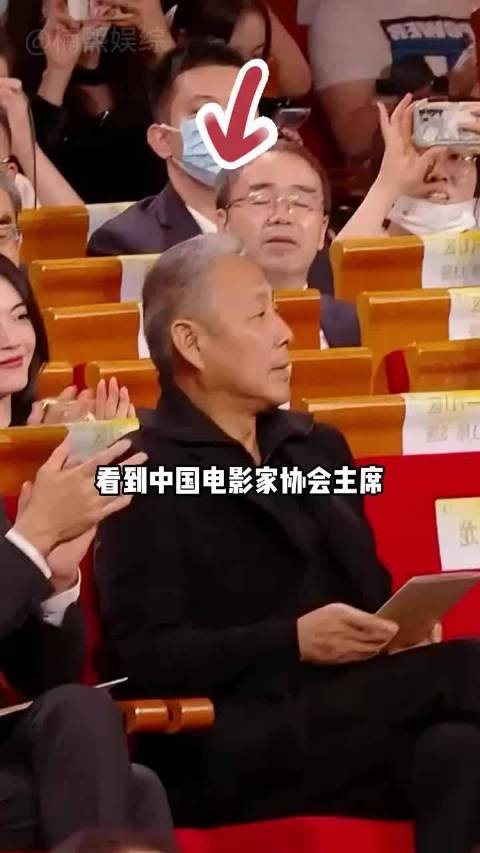候场细节看江湖地位，张国立成龙不分伯仲，赵本山进场全体起立