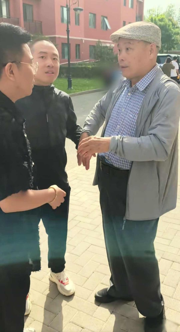 许久不见！赵伟洲出席相声活动，精神矍铄却步履蹒跚，粉丝直呼心疼