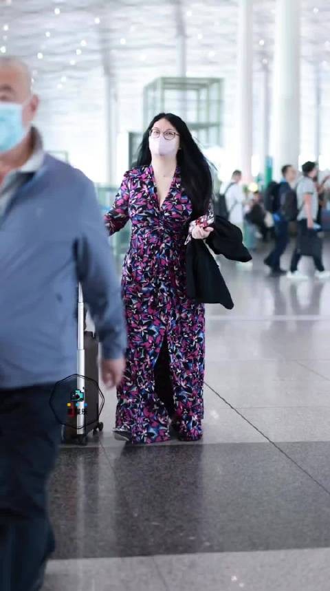 李湘在机场被拍到飞英国给王诗龄陪读
