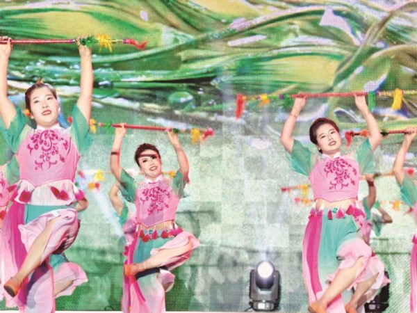 　　7月18日晚，在铜川市第32届消夏广场文化活动宜君专场舞台上，非遗舞蹈《打连钱》精彩亮相。 通讯员 郭华摄
