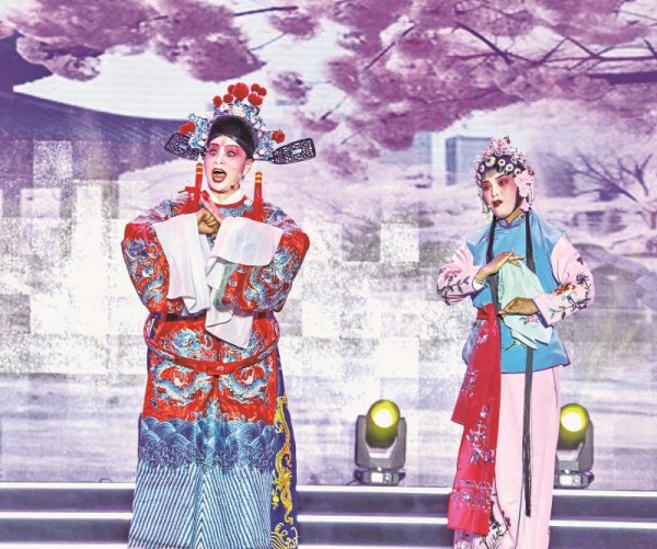 　　7月16日，铜川市第32届消夏广场文化活动印台区专场的秦腔演出，赢得了现场观众的广泛好评。 通讯员 刘玉香摄