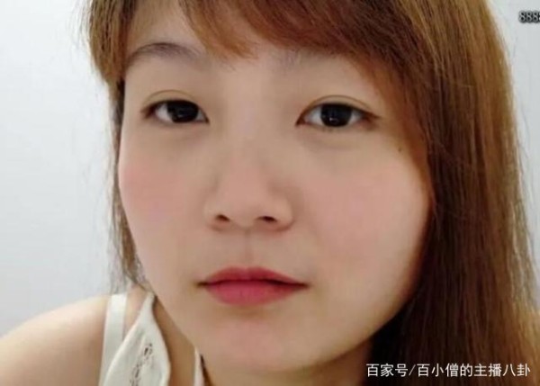 这才是斗鱼二次元一姐 女主播深夜装扮成奥特曼在小区散步