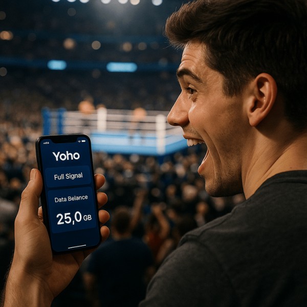 一位拳迷在 ONE 冠军赛格斗之夜现场，使用手机上的 Yoho Mobile eSIM 分享精彩瞬间。