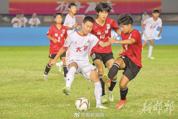 下图为球员在比赛中拼抢。邯郸新闻传媒中心记者 李磊 摄