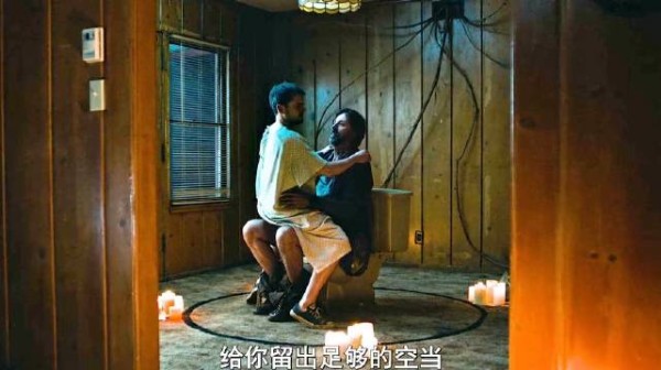 两男子被困房间，一人诱骗对方排便后暴露真面目