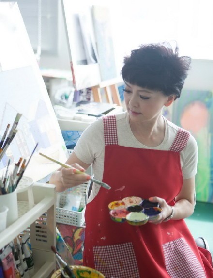 《外滩画报》专访查小欣：香港娱记女王的快和慢