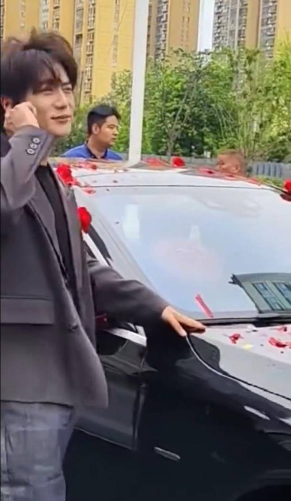 陆虎送妹妹出嫁，按照当地习俗扶车护送