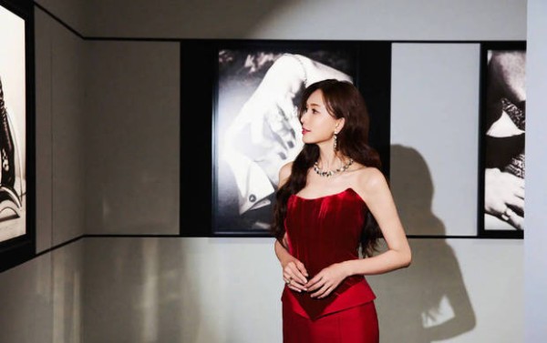 林志玲悠闲漫步，欣赏展览十分惬意。