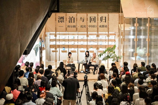 爱尔兰作家托宾第五次“中国行”再访成都 畅谈文学奥秘与漂泊人生