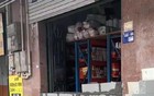 东莞一家五金店为防范台风，砌墙堵住自家门口！